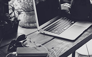 爱游戏体育平台-特色极限攀爬——高空钢索挑战活动火热进行，高空攀岩绳索上升工具用法