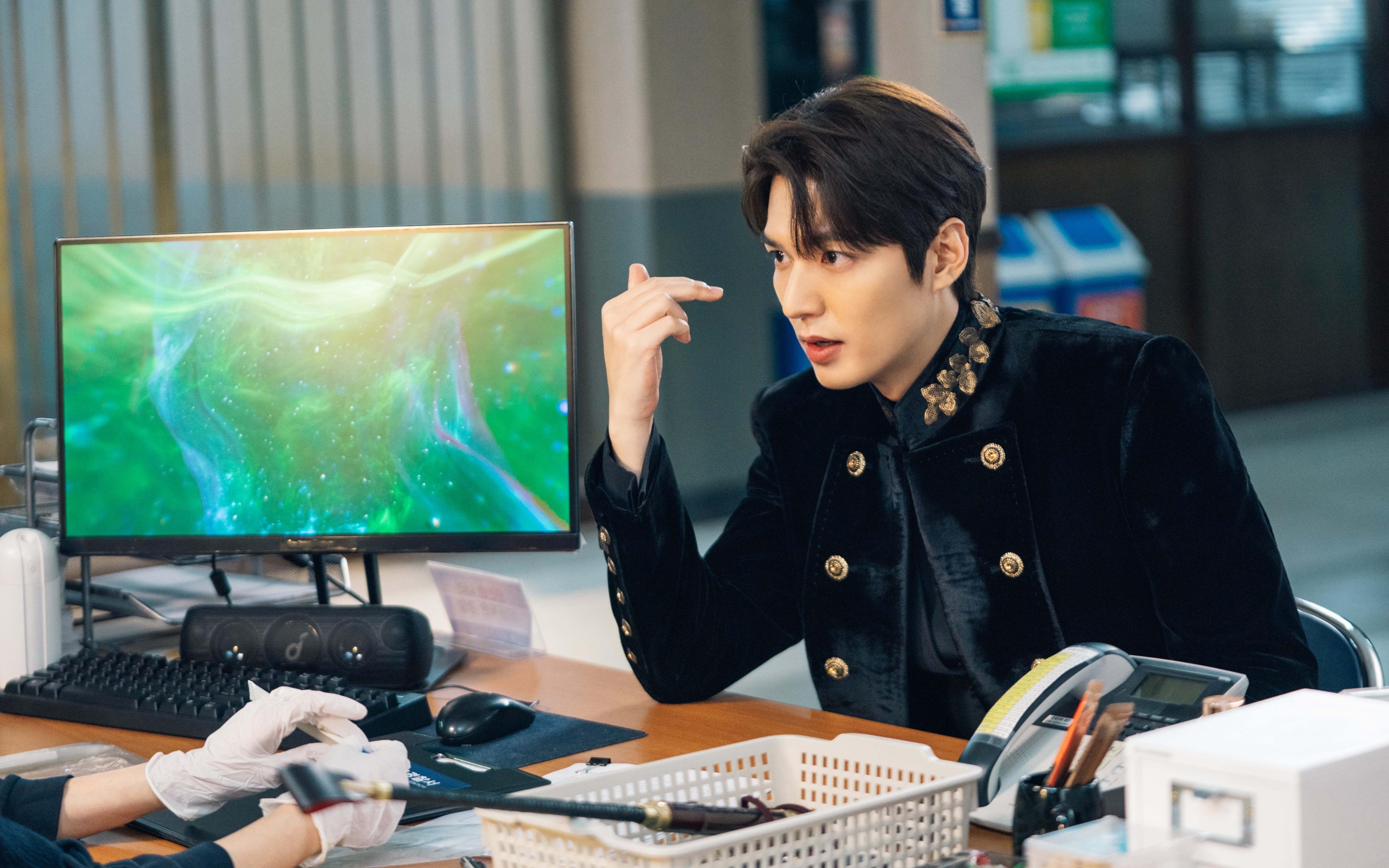 绿色足球袜成为新潮流，环保理念引领运动装备发展，绿色足球鞋